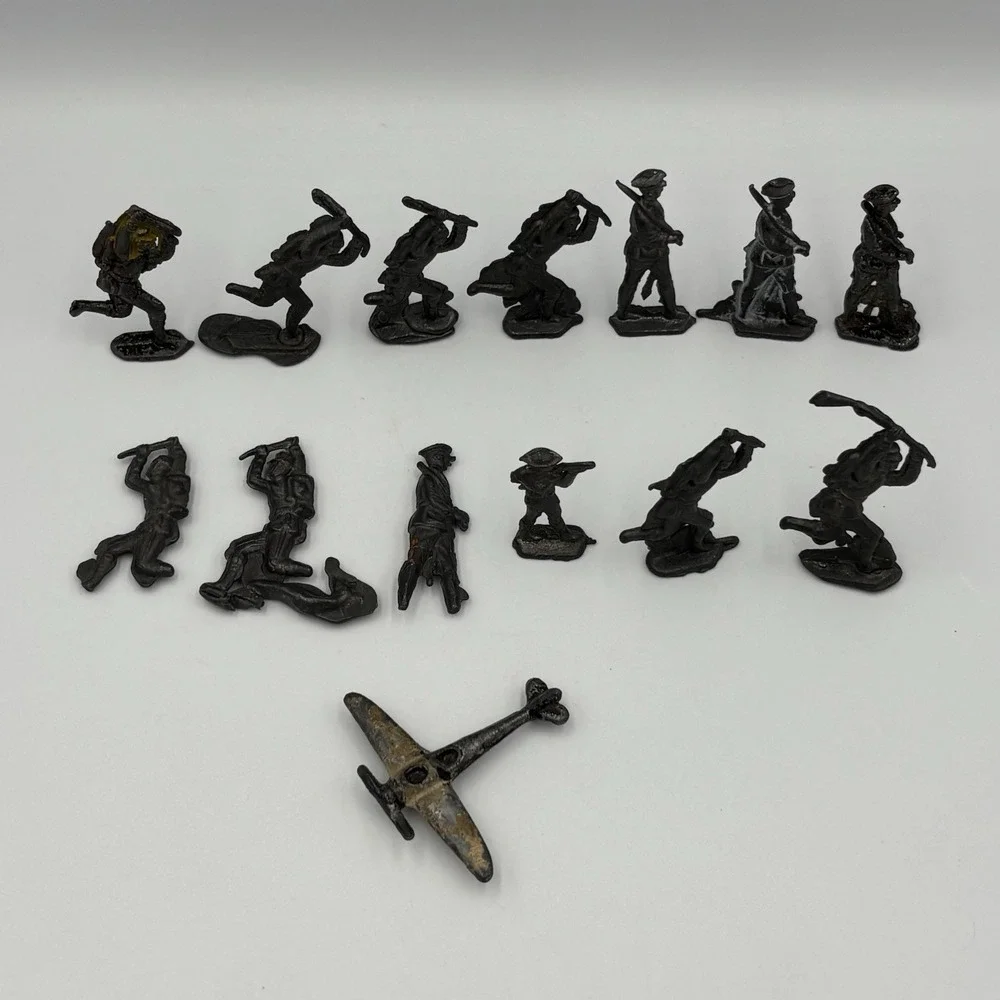 VINTAGE LEAD SOLDIERS MILITARY ARMY MEN WW2 Lot Of‎ 13 And A Plane